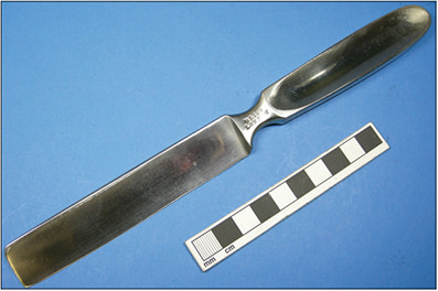 چاقوی پیوند پوست Thiersch، استیل ضدزنگ که در سال ۱۹۲۰ توسط Wiss ساخته شد.